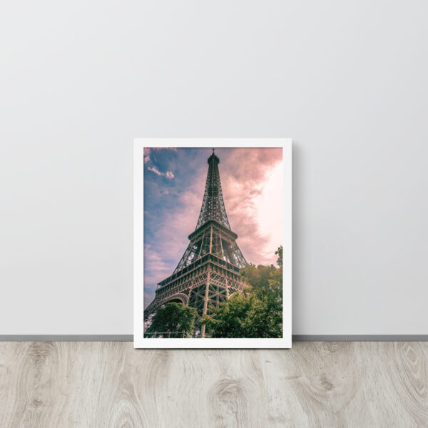 Póster Enmarcado de la Torre Eiffel al Anochecer con Marco blanco