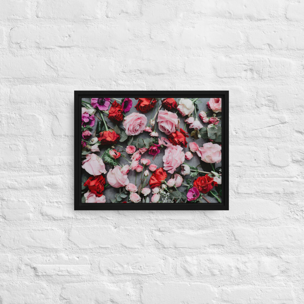 Lienzo Enmarcado Rosas Multicolores sobre Fondo Gris con marco negro