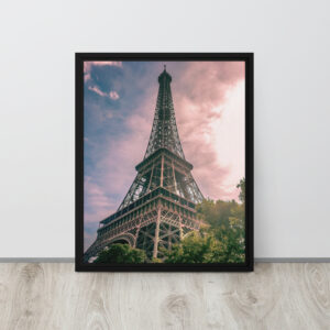 Lienzo Enmarcado de la Torre Eiffel al Anochecer en París con marco negro