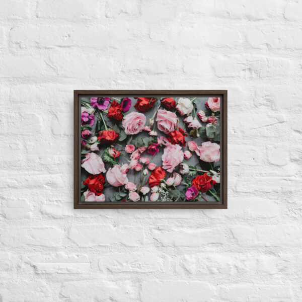 Lienzo Enmarcado Rosas Multicolores sobre Fondo Gris con marco marrón