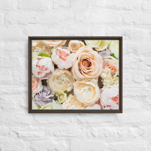 Lienzo Enmarcado de Rosas Blancas y Rosadas con marco marrón