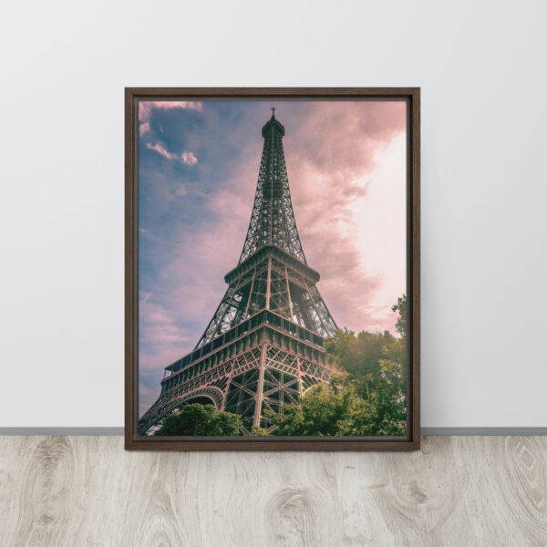 Lienzo Enmarcado de la Torre Eiffel al Anochecer en París con marco marrón