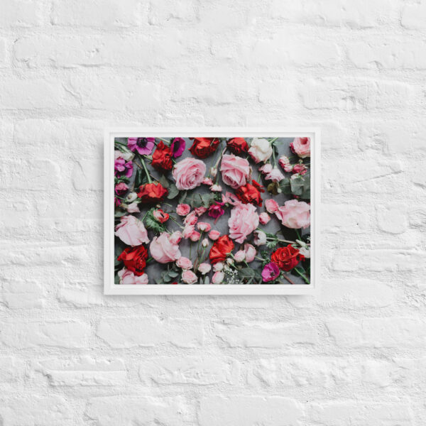 Lienzo Enmarcado Rosas Multicolores sobre Fondo Gris con marco blanco